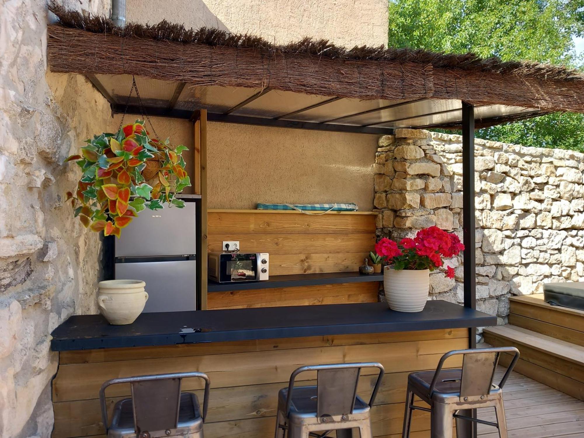 Chez Daniele Chambre Avec Jacuzzi Et Terrasse Privee Murs  Exterior photo
