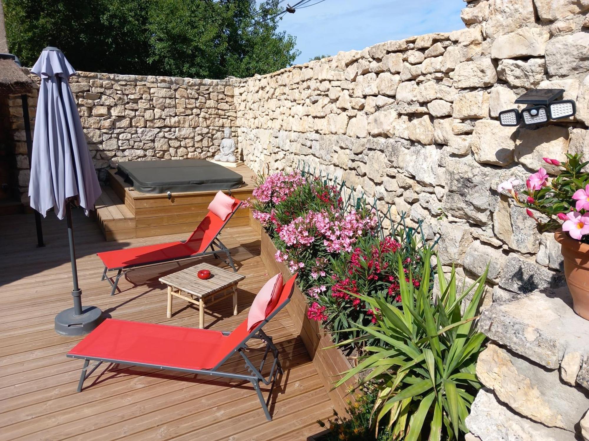 Chez Daniele Chambre Avec Jacuzzi Et Terrasse Privee Murs  Exterior photo