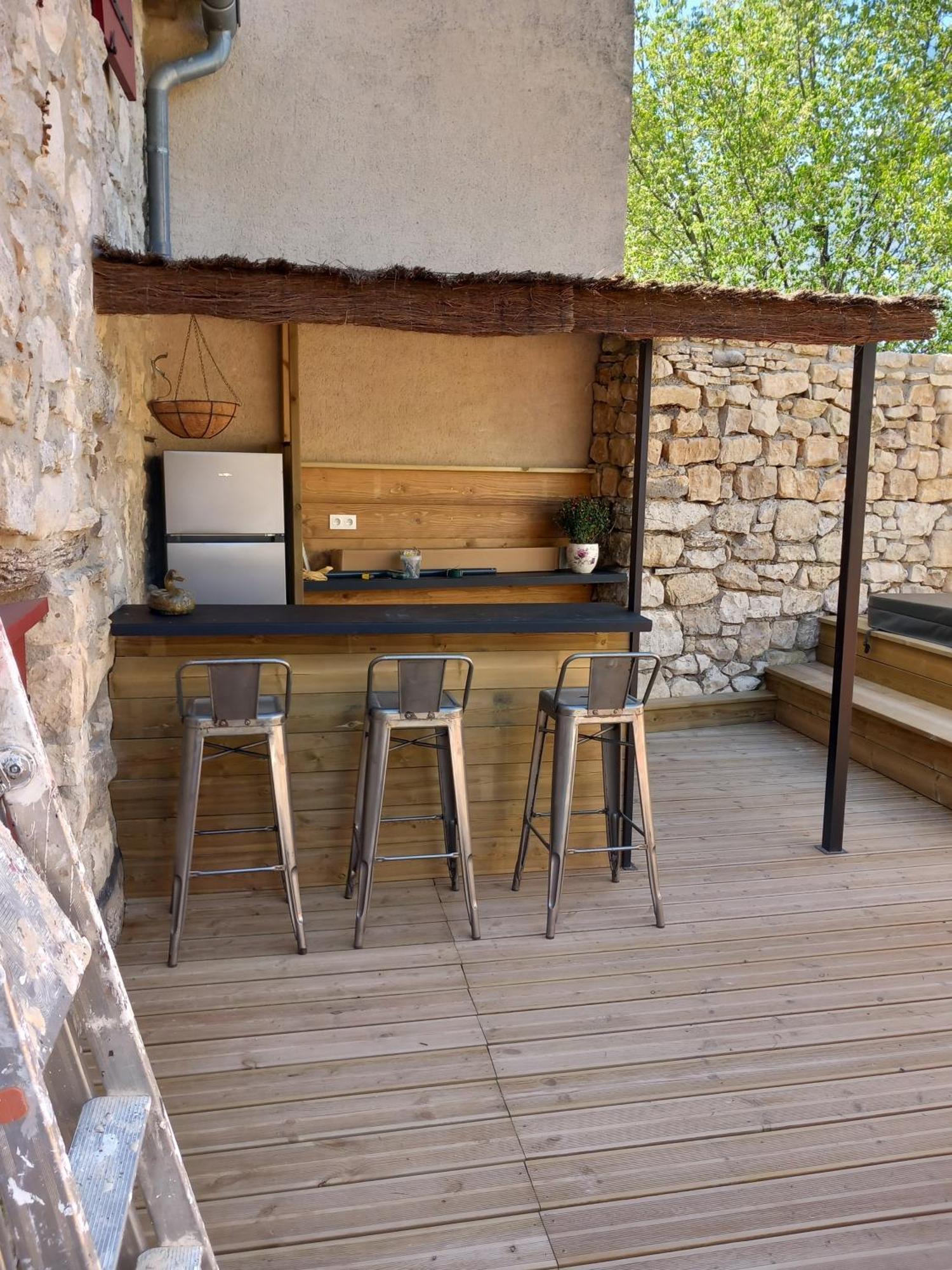 Chez Daniele Chambre Avec Jacuzzi Et Terrasse Privee Murs  Exterior photo